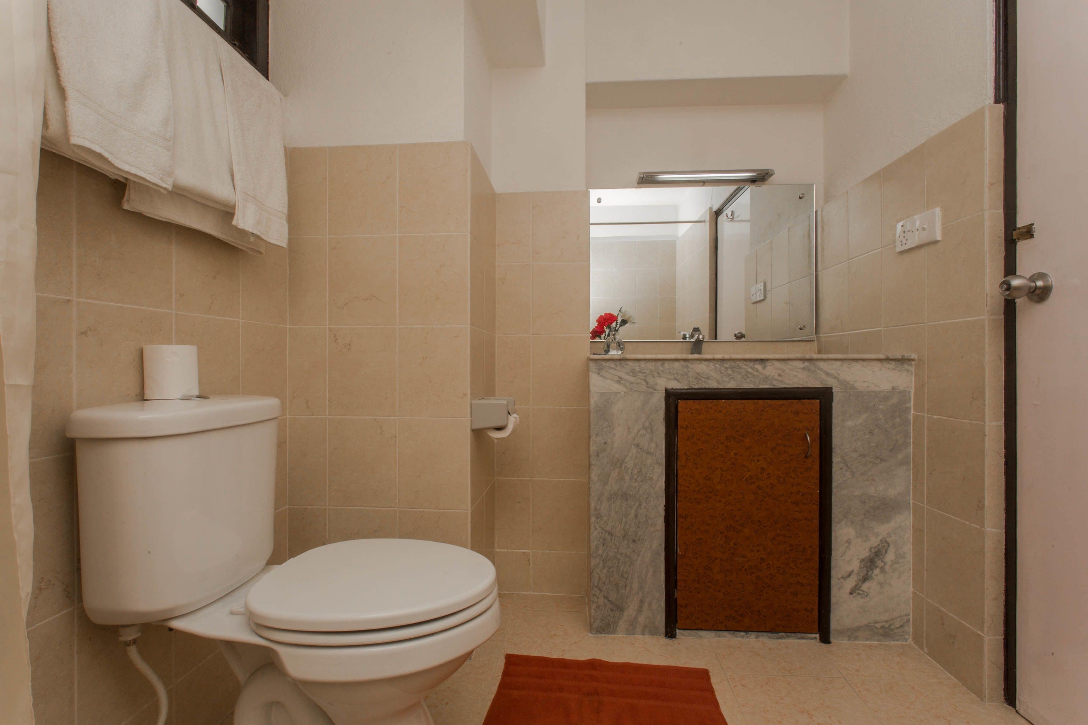 deluxe single room | bathroom | free toiletries, hair dryer, slippers, towels