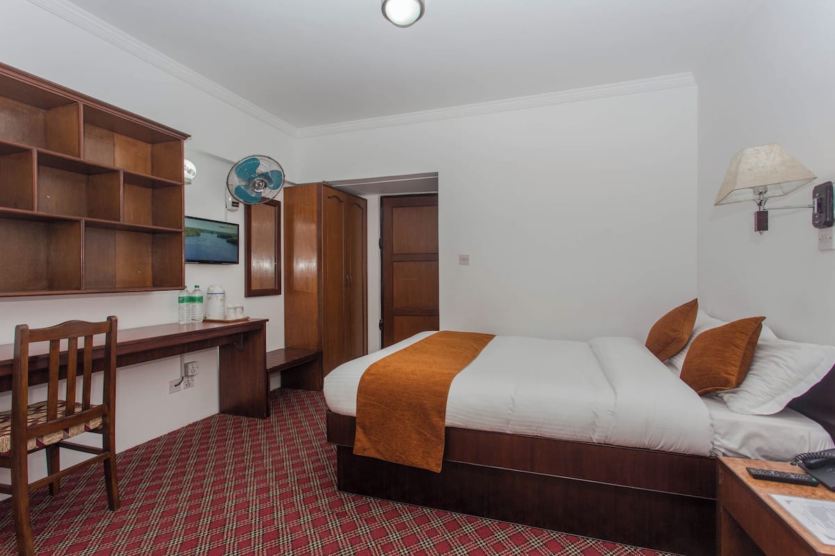 1 habitación, escritorio, wifi gratis y ropa de cama
