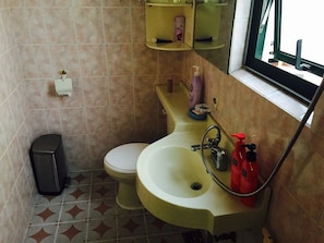 Căn hộ, 1 phòng ngủ | Phòng tắm | Buồng tắm vòi sen, đồ dùng nhà tắm miễn phí, máy sấy tóc
