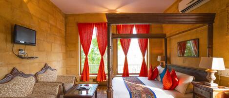 Superior Double Room, 1 King Bed, Non Smoking | Premium bedding, memory foam beds, in-room safe, desk