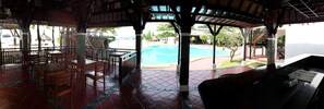 Petit déjeuner, déjeuner et dîner servis sur place, vue sur la piscine