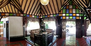 Coin salon dans le hall