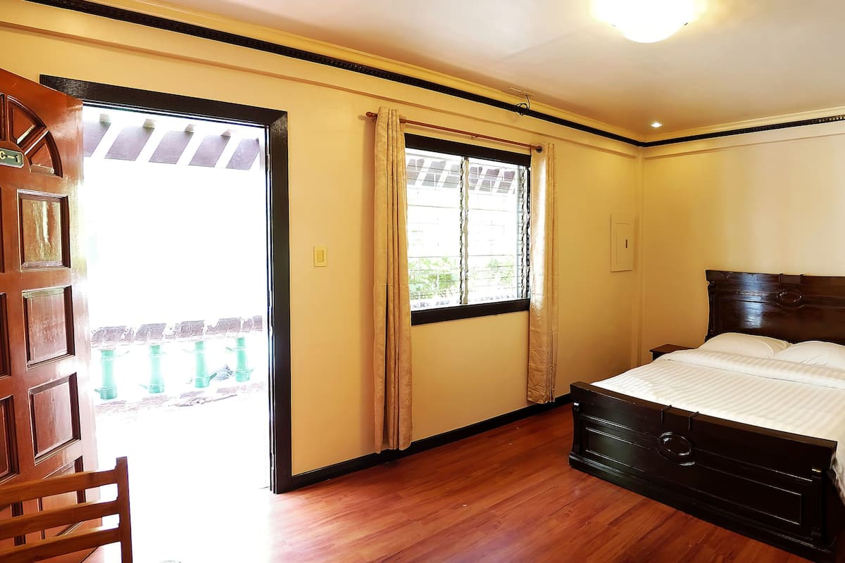 Minibar, caja de seguridad en la habitación y escritorio 