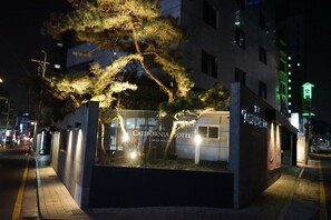 Front of property – evening/night - California Hotel Seocho (Seoul)