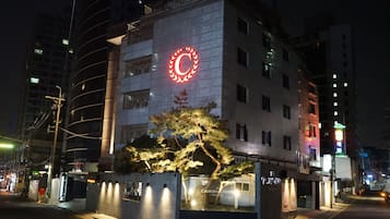 Fachada de la propiedad por la tarde o noche