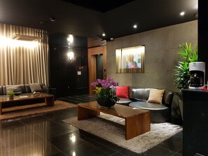 Coin salon dans le hall