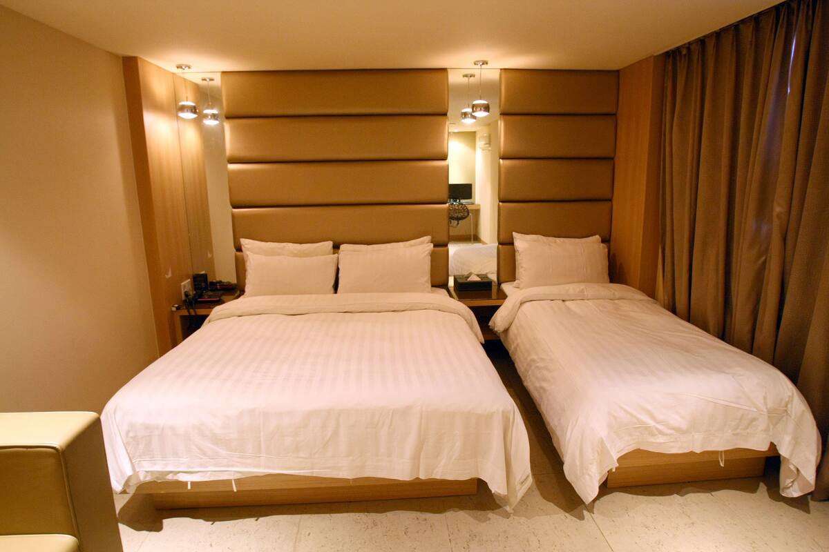 Deluxe Twin Room | Living area | Flat-screen TV