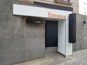 Property entrance - California Hotel Seocho (Seoul)