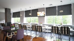 朝食に営業 (多国籍料理)