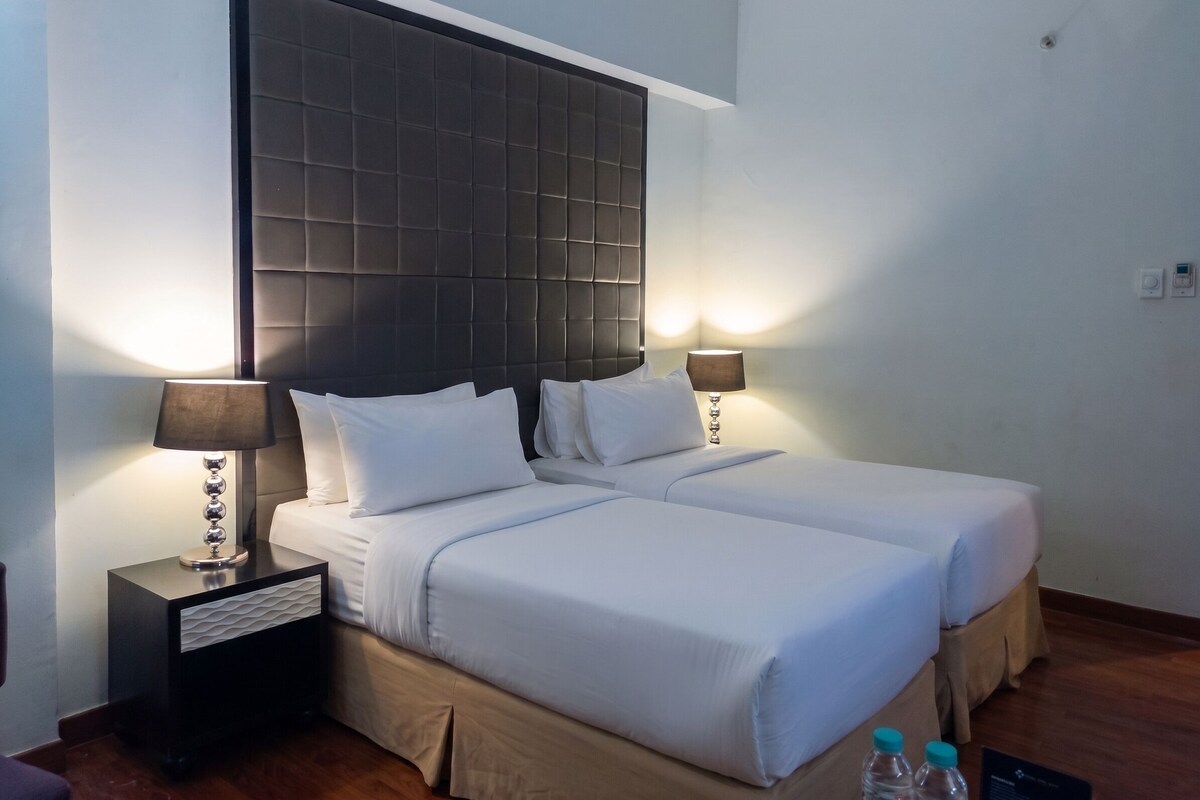 Deluxe Twin Room, 2 Bedrooms, Non Smoking | In-room safe, desk, WiFi (free), bed sheets