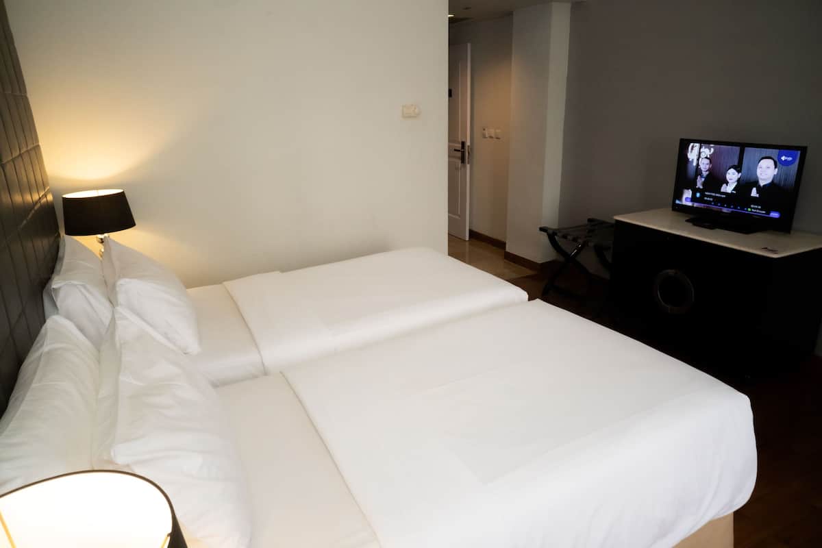 Deluxe Twin Room, 2 Bedrooms, Non Smoking | 1 bedroom, in-room safe, desk, free WiFi