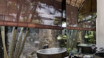 Baignoire et douche séparées, douche à « effet pluie »