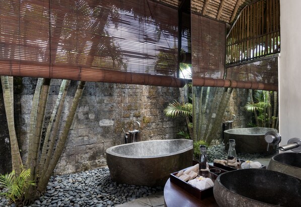 Baignoire et douche séparées, douche à « effet pluie »