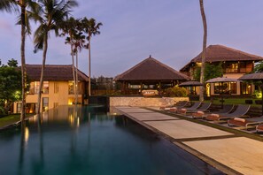 Piscine extérieure, parasols de plage, chaises longues