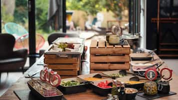 Desayuno buffet los fines de semana (EUR 10.70 por persona)