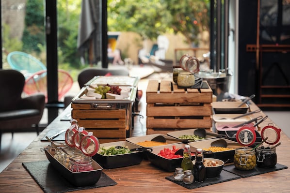 Desayuno buffet los fines de semana (EUR 10.70 por persona)