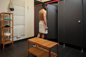 Bed in mixed Dorm with 8 beds, Shared Bathroom | Bathroom | Shower, rainfall showerhead, towels