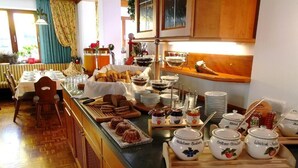 Ein reichhaltiges Frühstücksbuffet mit verschiedenen Speisen und Beilagen.