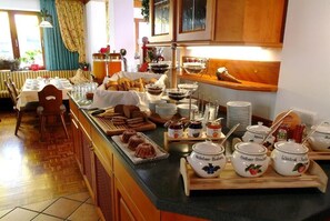 Se sirven desayunos, comidas, cenas y cocina alemana con vista al jardín