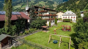 Ein Wohngebiet mit Häusern, einem Spielplatz und Solaranlagen auf den Dächern.
