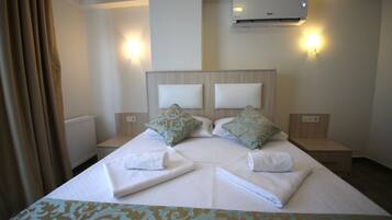 Quarto triplo standard | Roupas de cama premium, quartos à prova de som, berços grátis