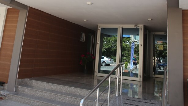 Der Eingang eines Hotels, mit einem Schild, auf dem 'CITKOYLU HOTEL & APART' steht.