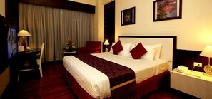 In-room safe, desk, free WiFi, bed sheets - Hotel Maharadja (Jakarta)