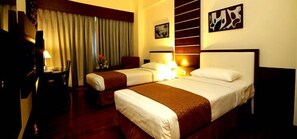 In-room safe, desk, free WiFi, bed sheets - Hotel Maharadja (Jakarta)