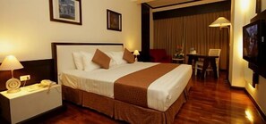 In-room safe, desk, free WiFi, bed sheets - Hotel Maharadja (Jakarta)
