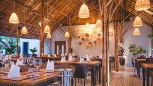 朝食、ランチ、ディナー、ブランチに営業