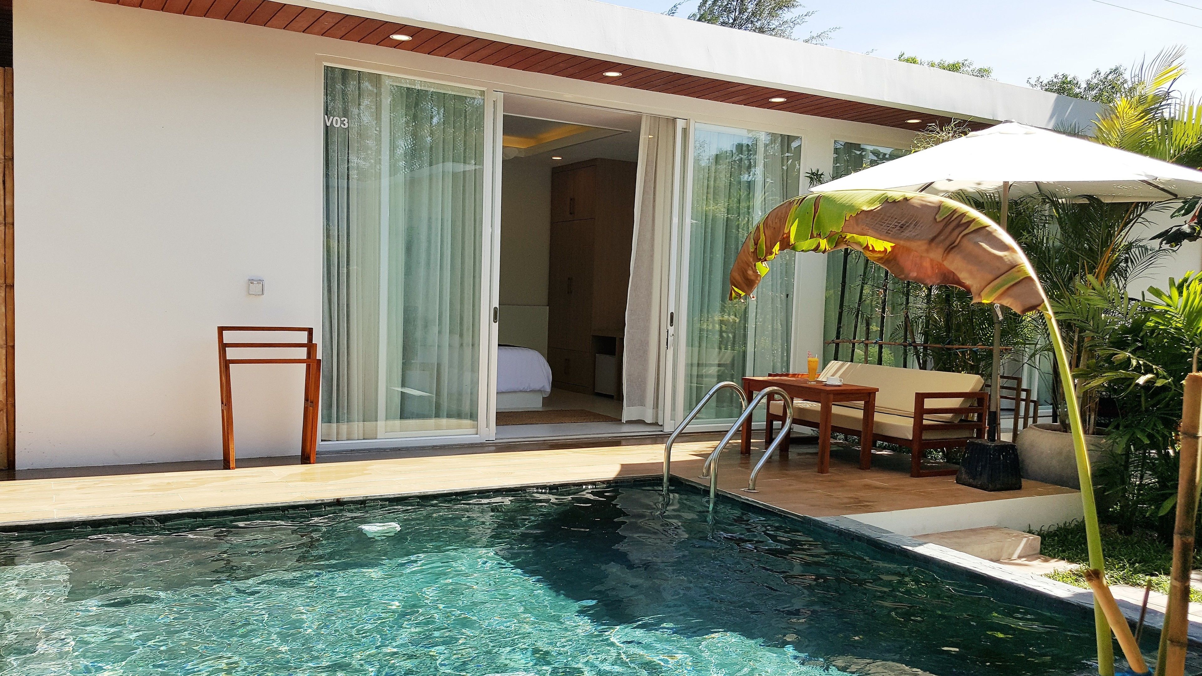 Outdoor pool, pool umbrellas, sun loungers