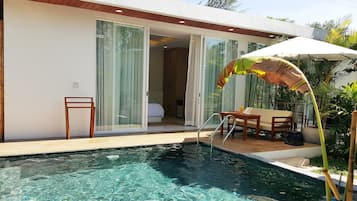 Outdoor pool, pool umbrellas, sun loungers