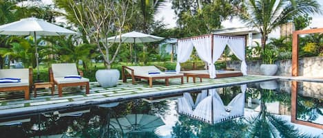 Piscine extérieure, parasols de plage, chaises longues