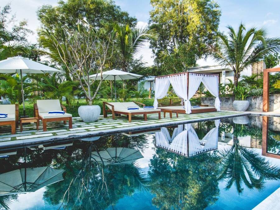 AuĂenpool, Sonnenschirme, LiegestĂŒhle