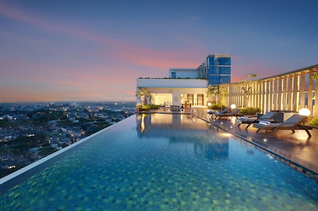 Piscine extérieure, chaises longues. Hotel Ciputra Cibubur