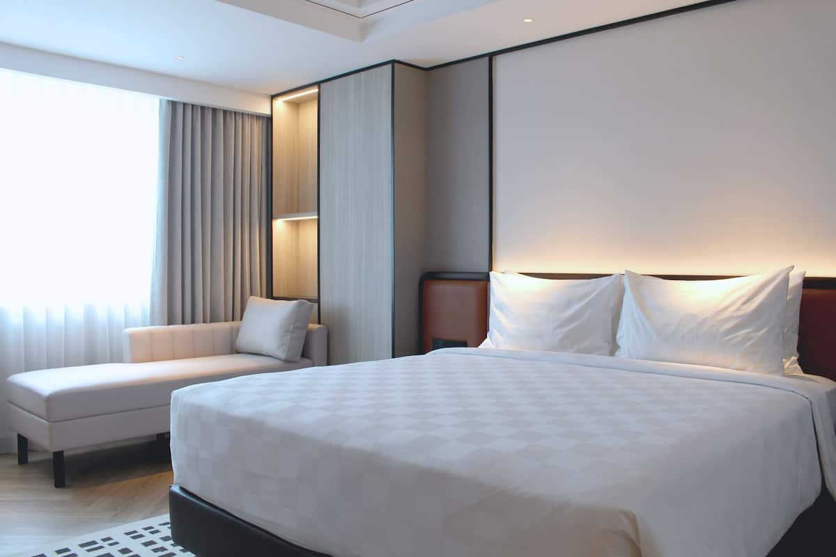 Quarto casal luxo (New Deluxe Queen Room) | Cofres nos quartos, escrivaninha, espaço de trabalho para notebook