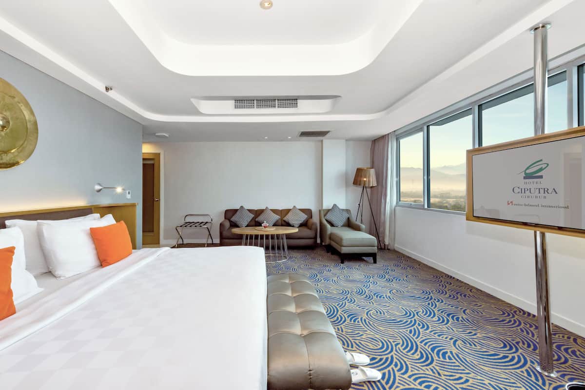 Suíte empresarial, 1 cama Queen | Cofres nos quartos, escrivaninha, espaço de trabalho para notebook