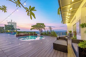 Una piscina al aire libre, tumbonas