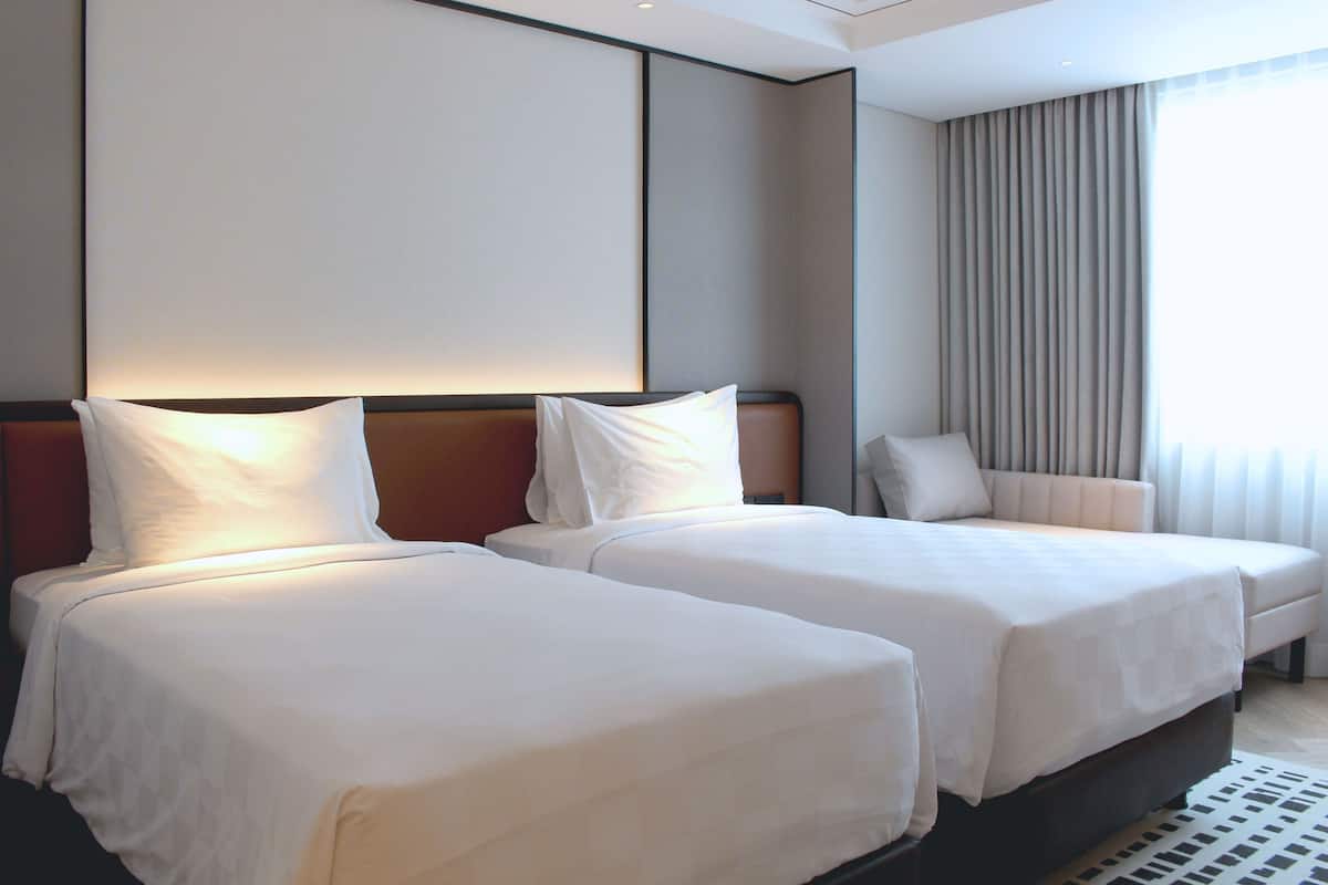 Quarto duplo luxo (New Deluxe Twin Room) | Cofres nos quartos, escrivaninha, espaço de trabalho para notebook