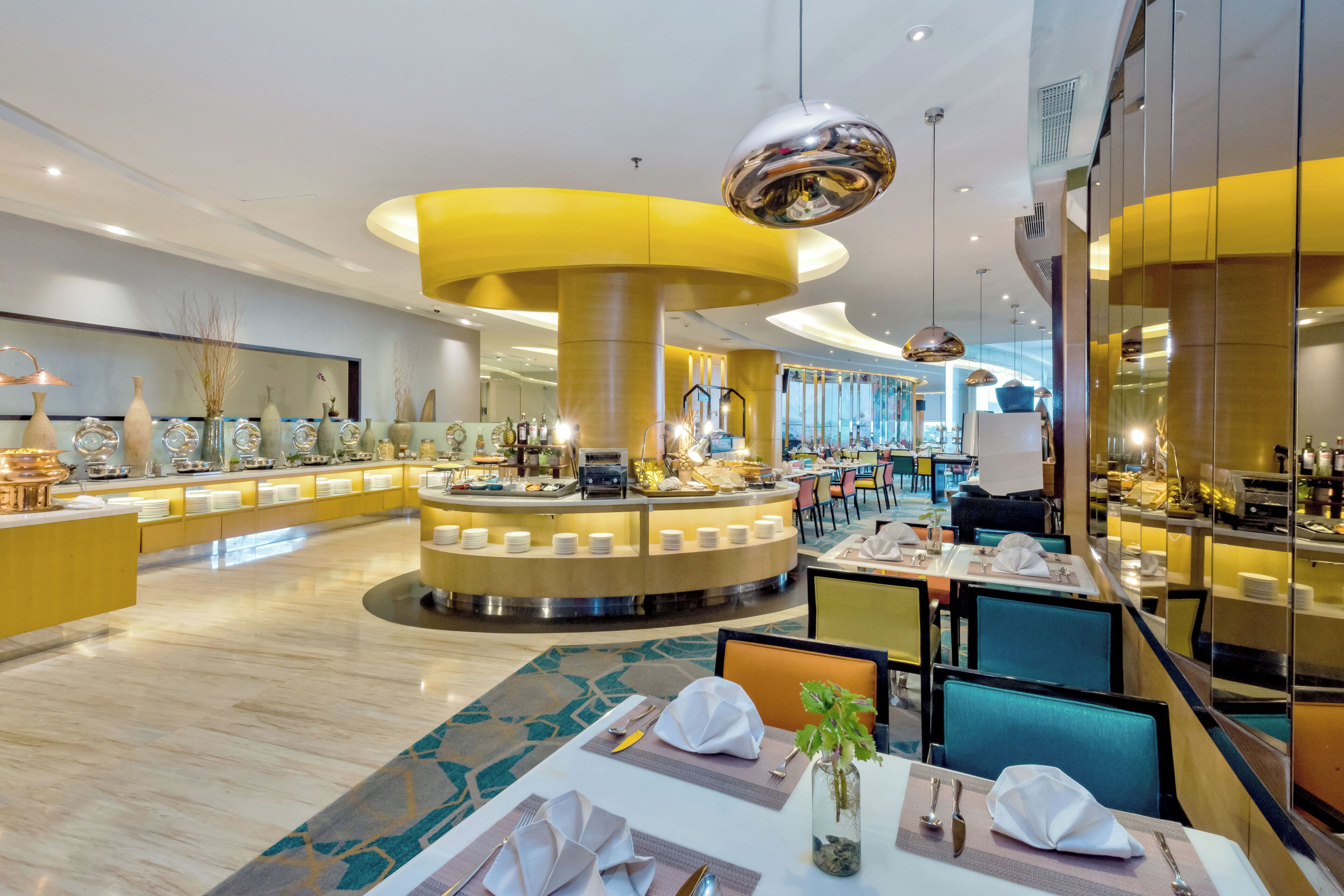 Café da manhã, almoço e jantar; culinária internacional 