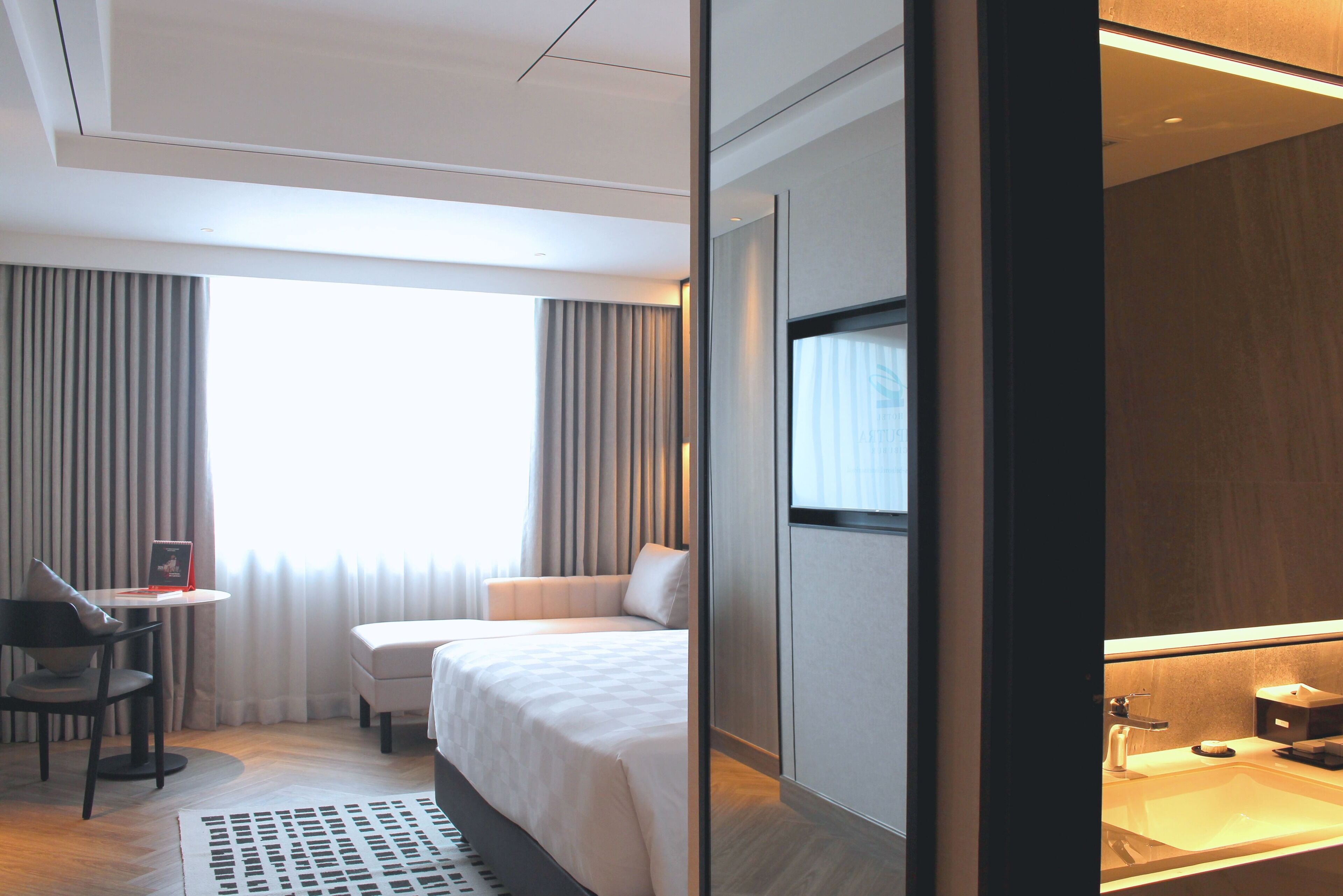 Kamar Double Deluks (New Deluxe Queen Room) | Brankas, meja kerja, ruang kerja ramah laptop, dan tirai kedap cahaya