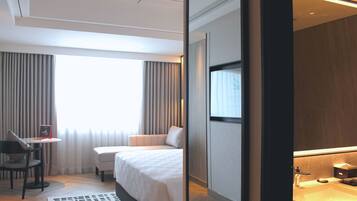Kamar Double Deluks (New Deluxe Queen Room) | Brankas, meja kerja, ruang kerja ramah laptop, dan tirai kedap cahaya