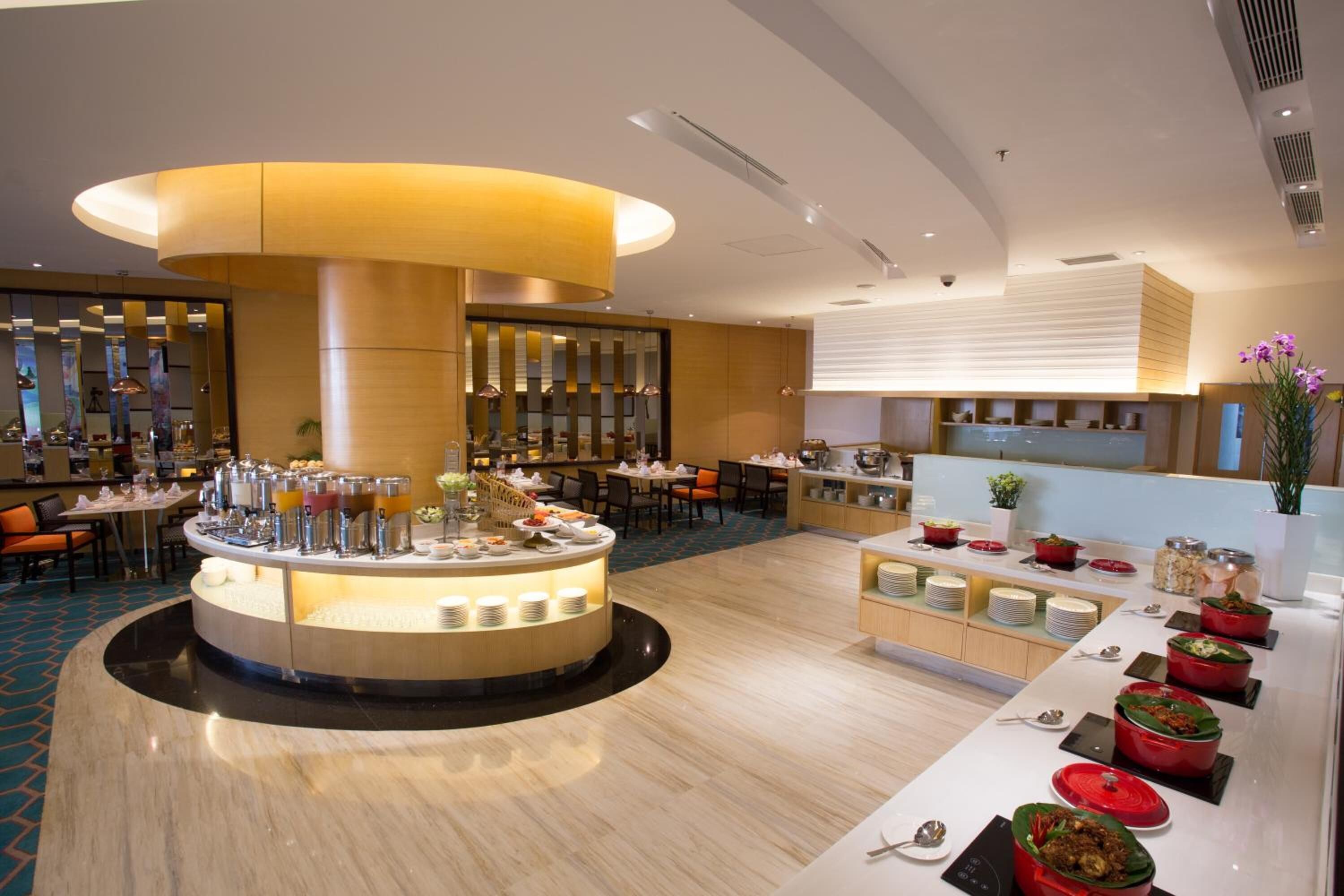 breakfast, lunch, dinner served; international cuisine