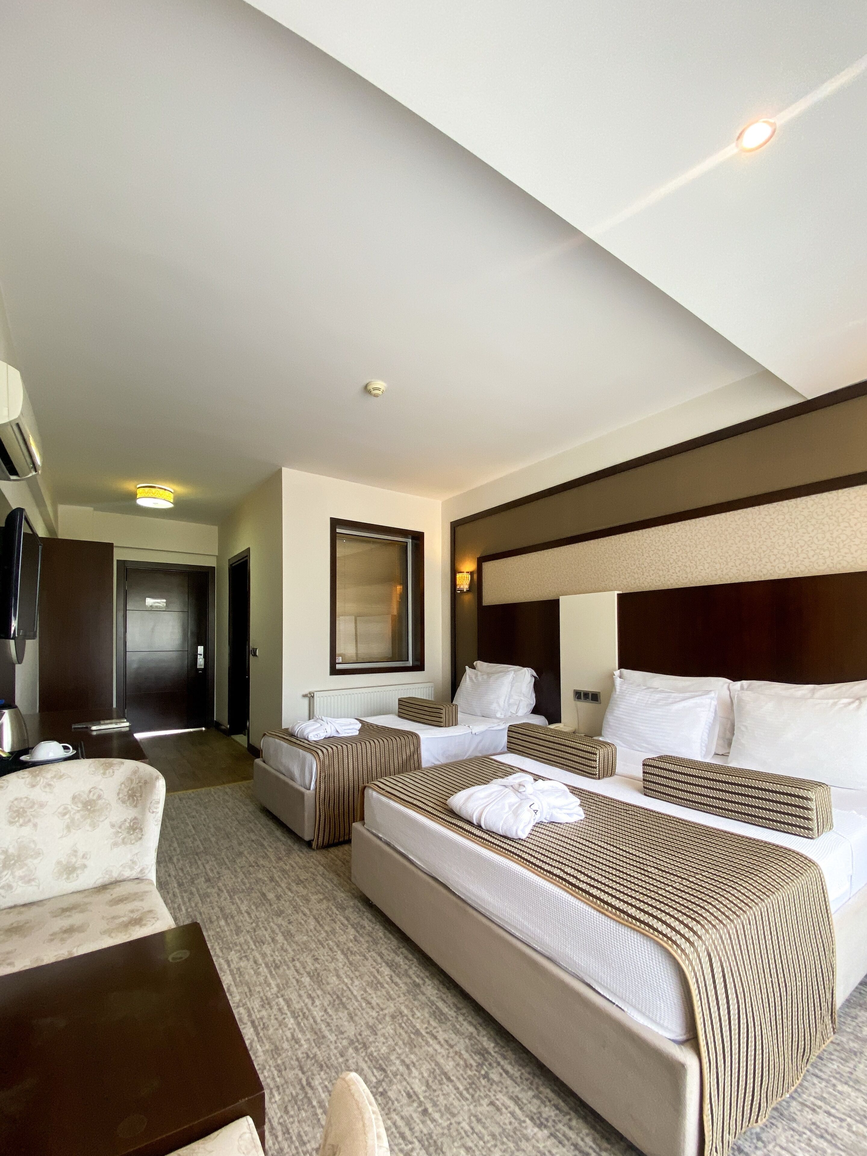 1 bedroom, premium bedding, down duvets, minibar