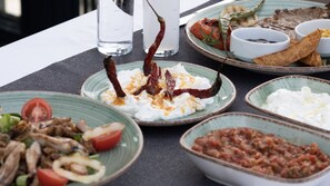 Serveert ontbijt, lunch, diner, internationale gerechten