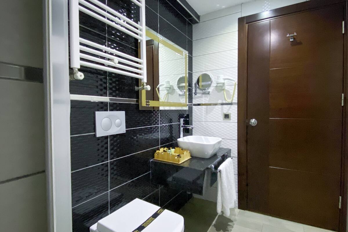 1 bedroom, premium bedding, down duvets, minibar