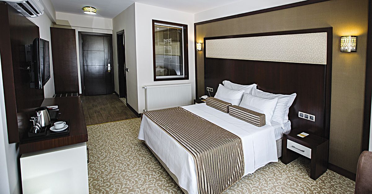Premium bedding, down comforters, minibar, in-room safe