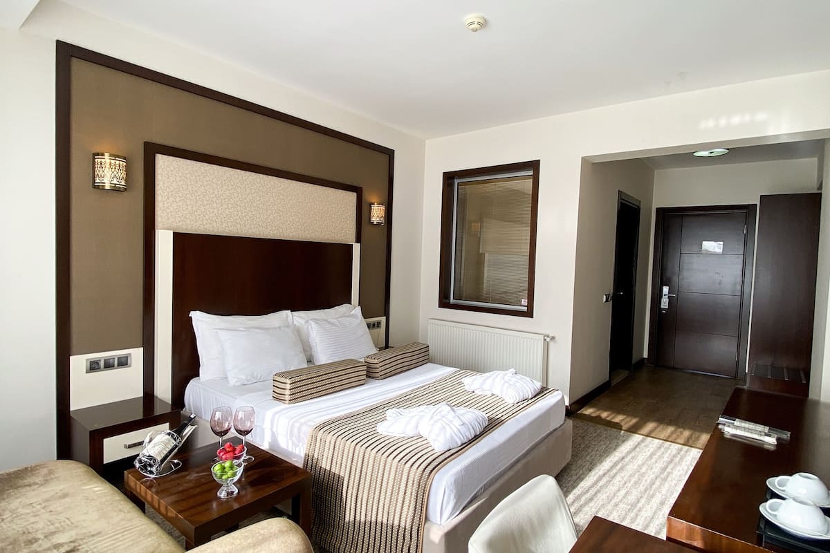 1 bedroom, premium bedding, down duvets, minibar