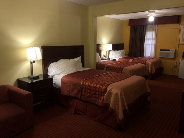 Habitación triple Confort, varias camas, no fumadores | Caja fuerte, tabla de planchar con plancha, wifi gratis y ropa de cama