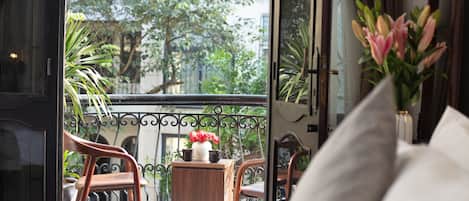 Minibar, in-room safe, desk, laptop workspace